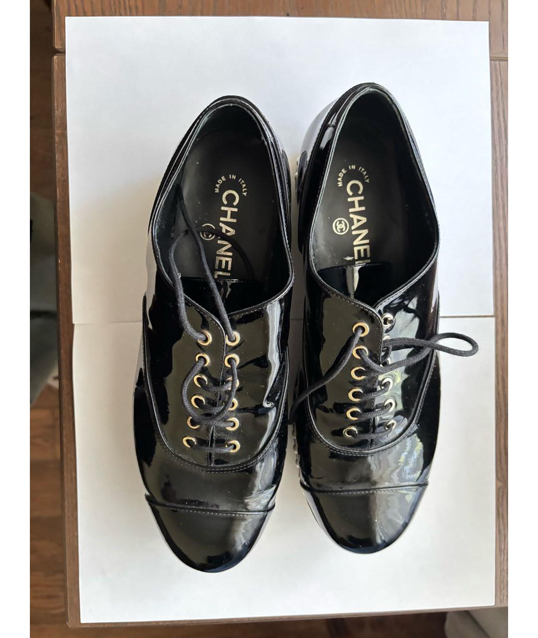 CHANEL Черные брогги и оксфорды из лакированной кожи, фото 2