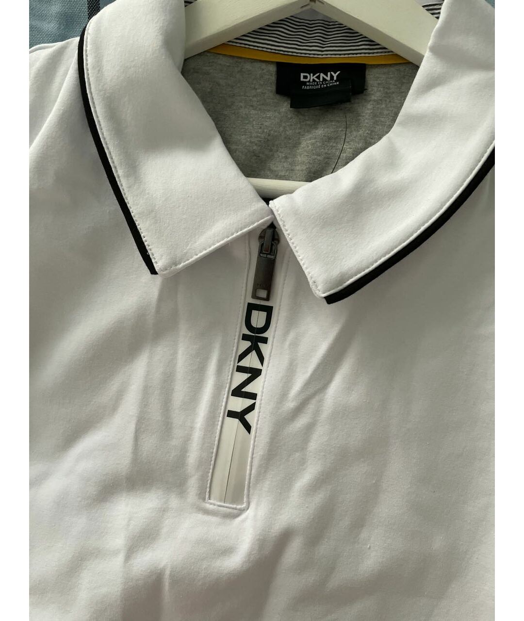DKNY Белое хлопко-полиэстеровое поло с коротким рукавом, фото 3
