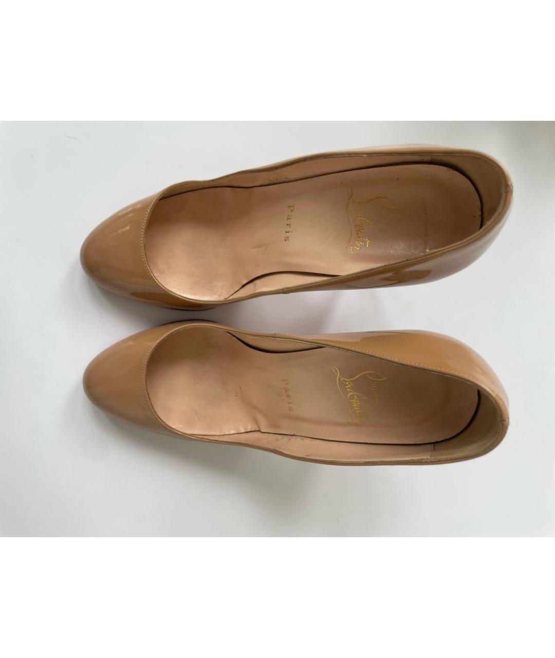 CHRISTIAN LOUBOUTIN Бежевые туфли из лакированной кожи, фото 5