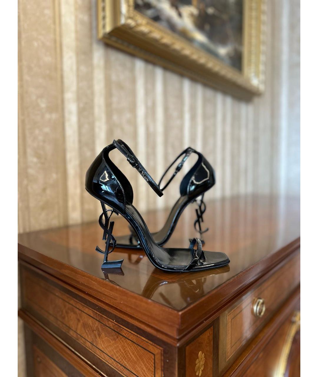SAINT LAURENT Черные босоножки из лакированной кожи, фото 3