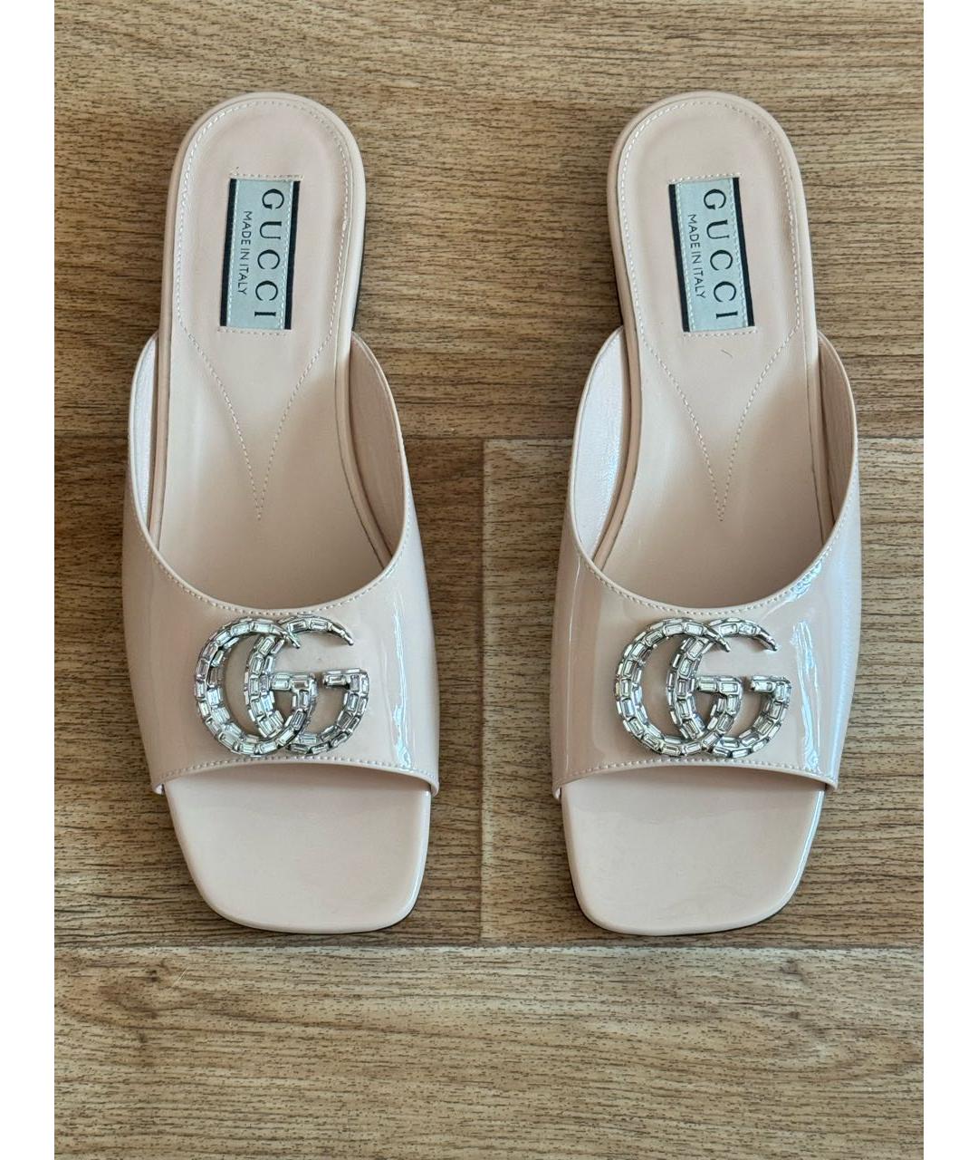 GUCCI Бежевые сандалии из лакированной кожи, фото 2