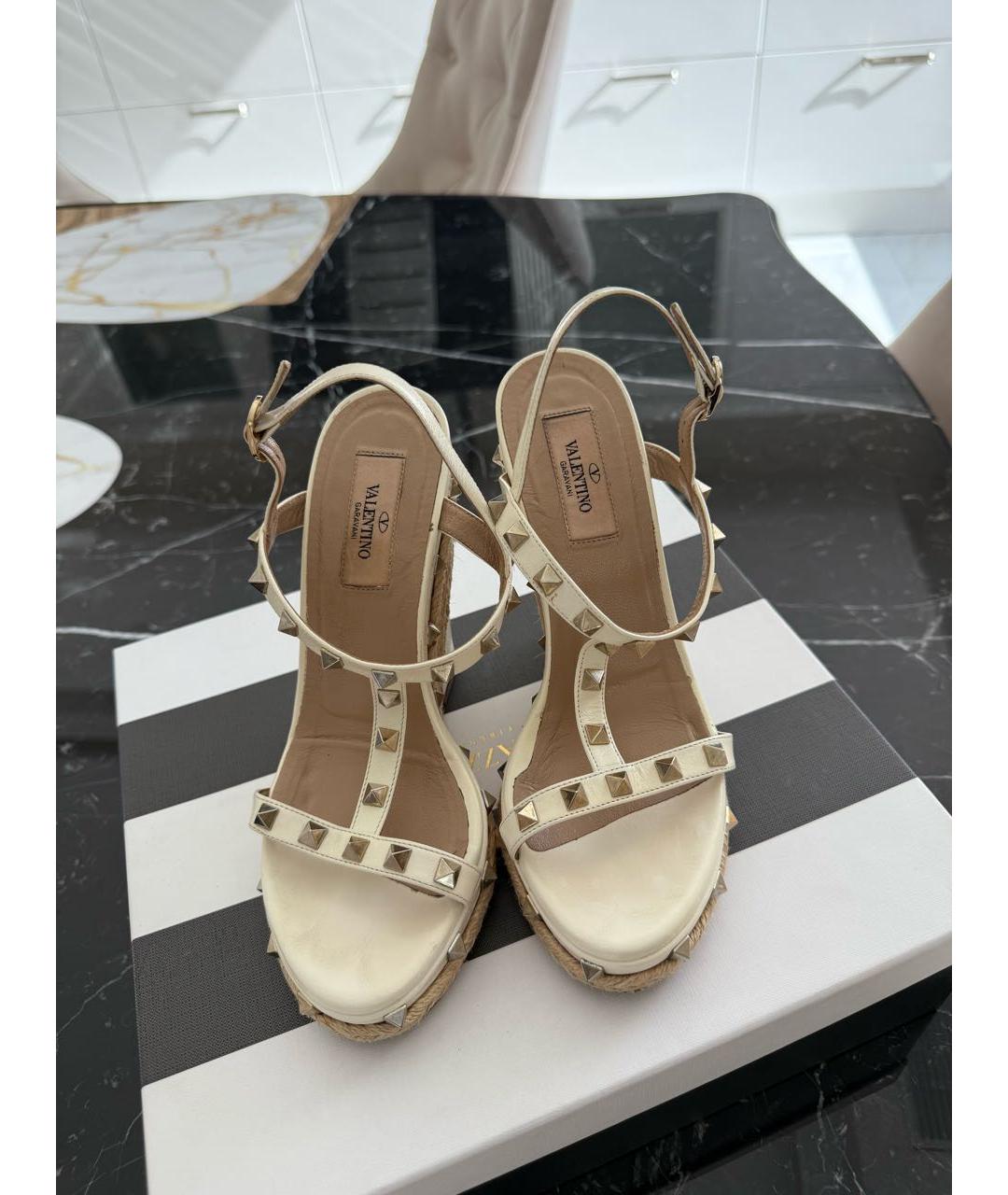 VALENTINO Бежевые кожаные босоножки, фото 5