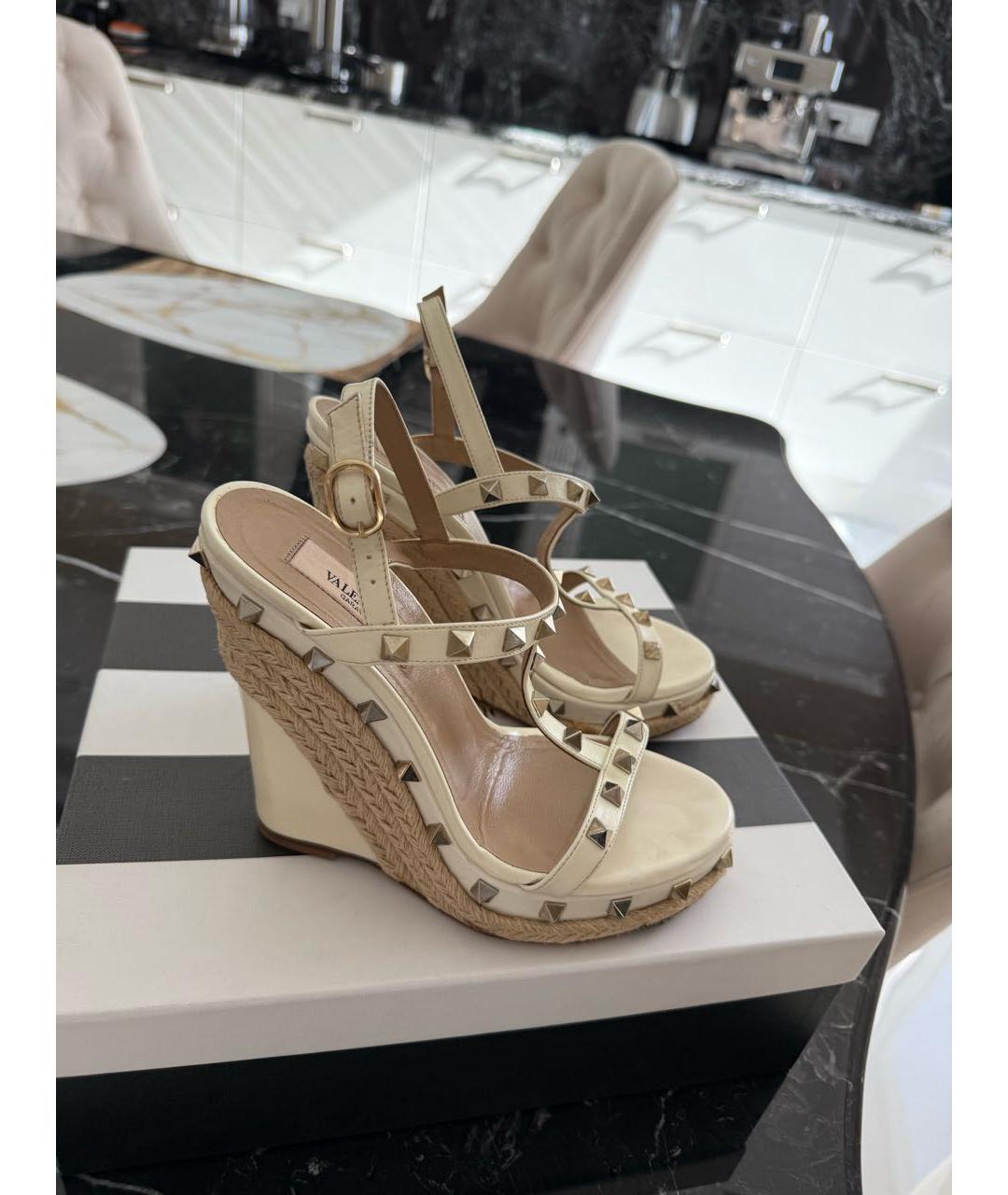VALENTINO Бежевые кожаные босоножки, фото 2