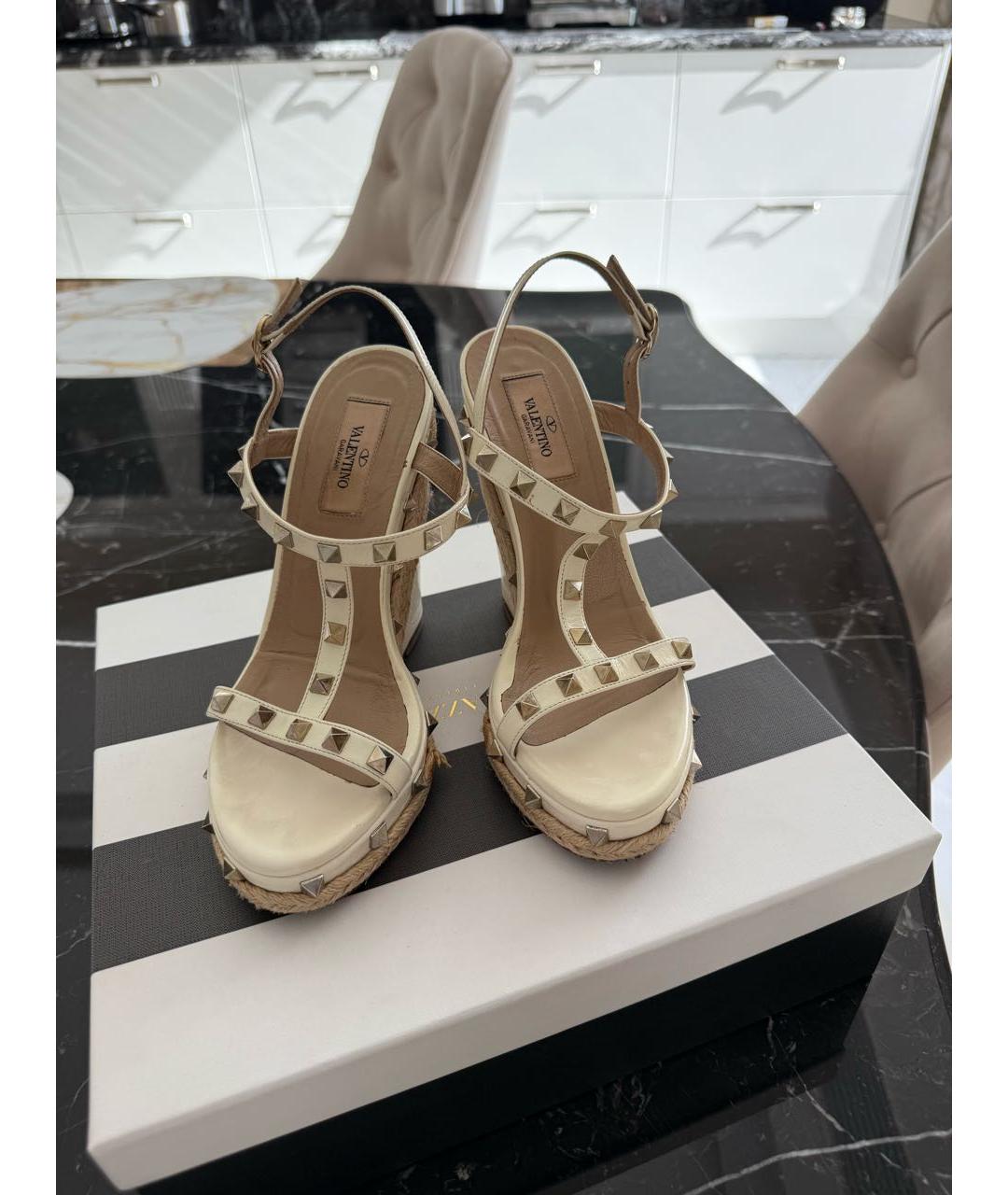 VALENTINO Бежевые кожаные босоножки, фото 6