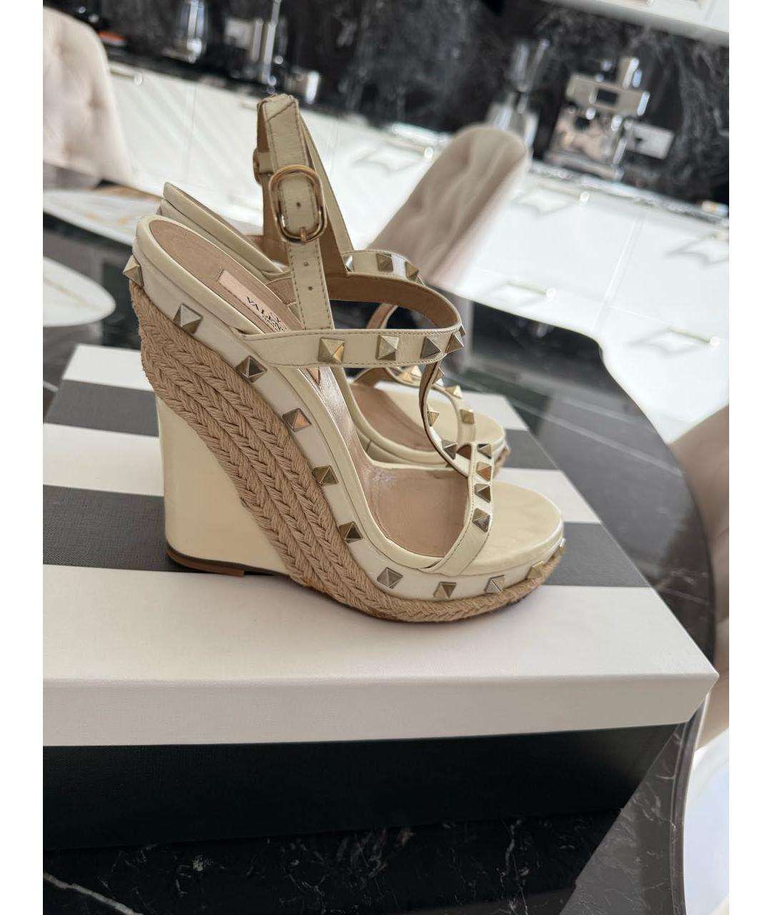 VALENTINO Бежевые кожаные босоножки, фото 8