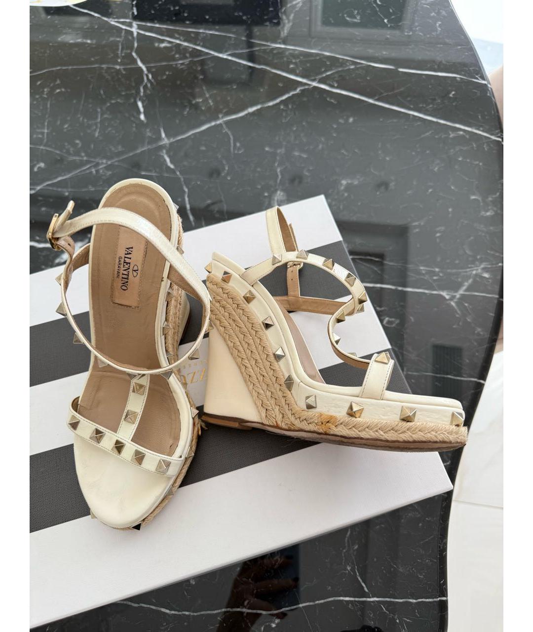 VALENTINO Бежевые кожаные босоножки, фото 3