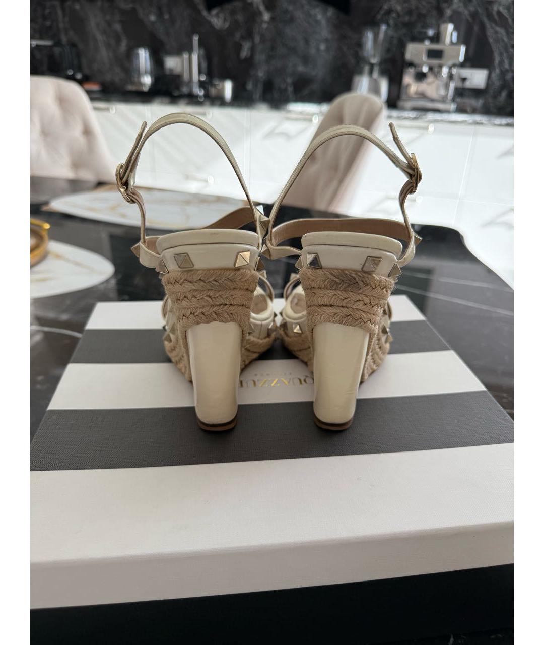 VALENTINO Бежевые кожаные босоножки, фото 4