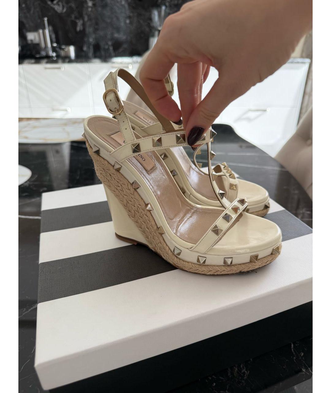 VALENTINO Бежевые кожаные босоножки, фото 7
