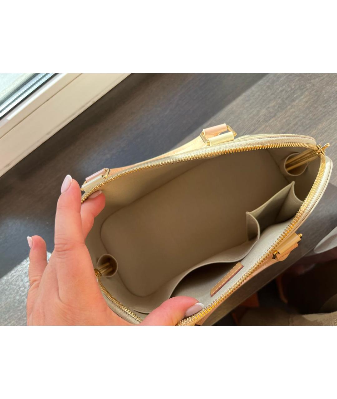 LOUIS VUITTON Белая сумка с короткими ручками из лакированной кожи, фото 4