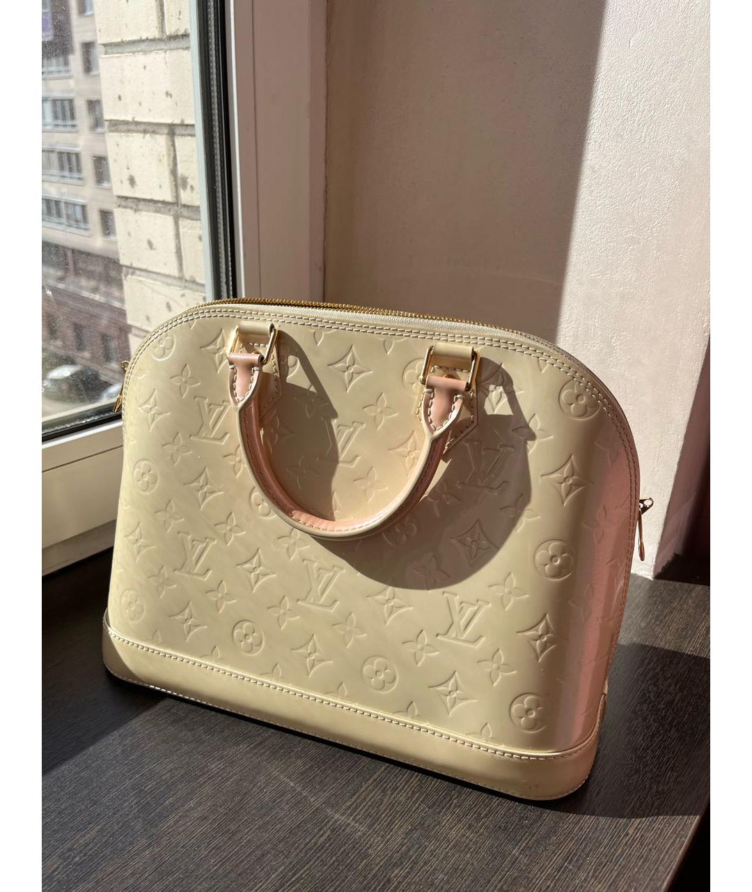 LOUIS VUITTON Белая сумка с короткими ручками из лакированной кожи, фото 3