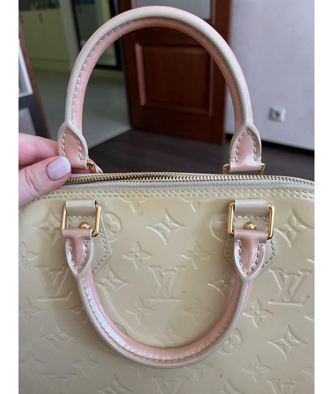 LOUIS VUITTON Белая сумка с короткими ручками из лакированной кожи, фото 5