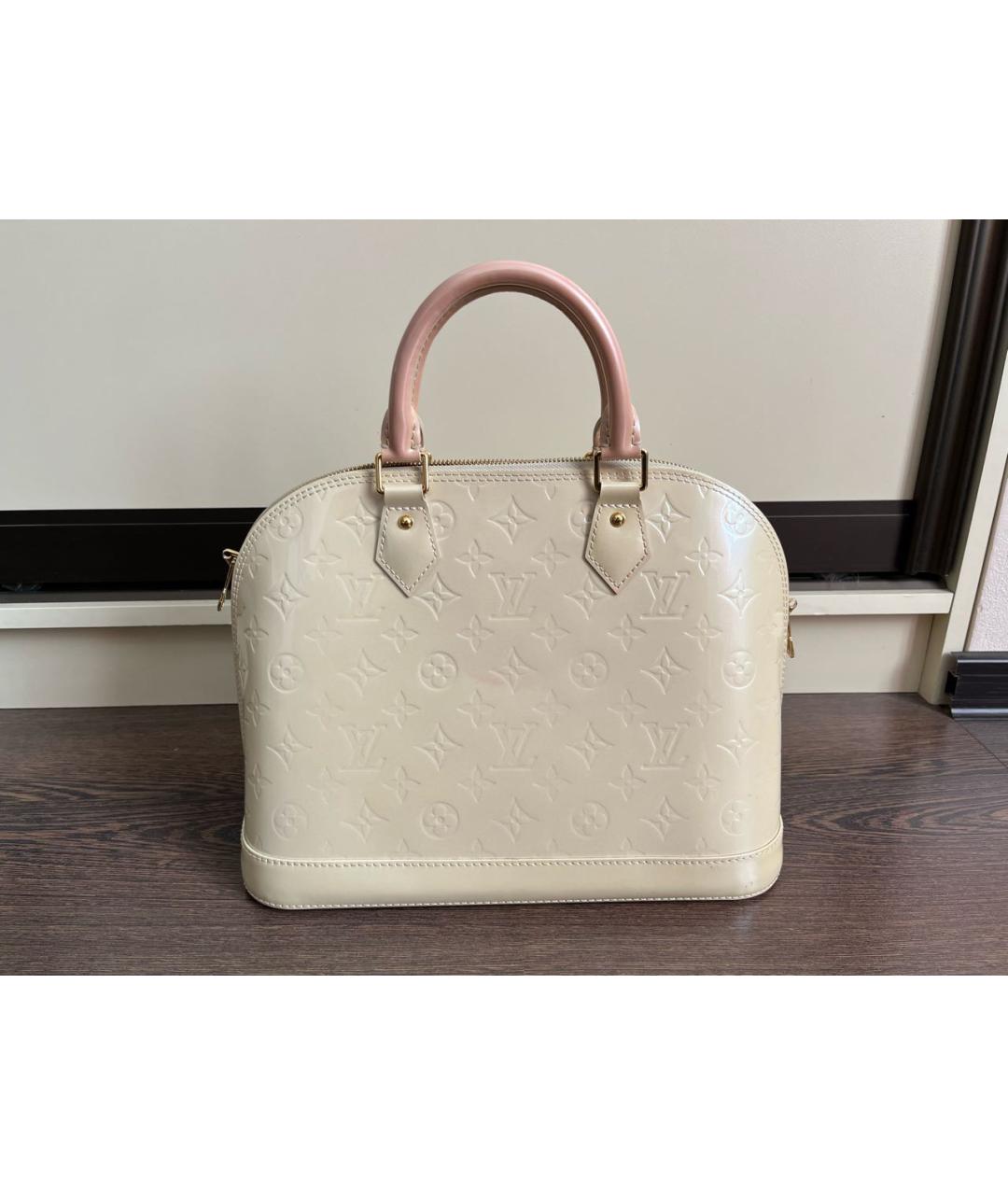 LOUIS VUITTON Белая сумка с короткими ручками из лакированной кожи, фото 9