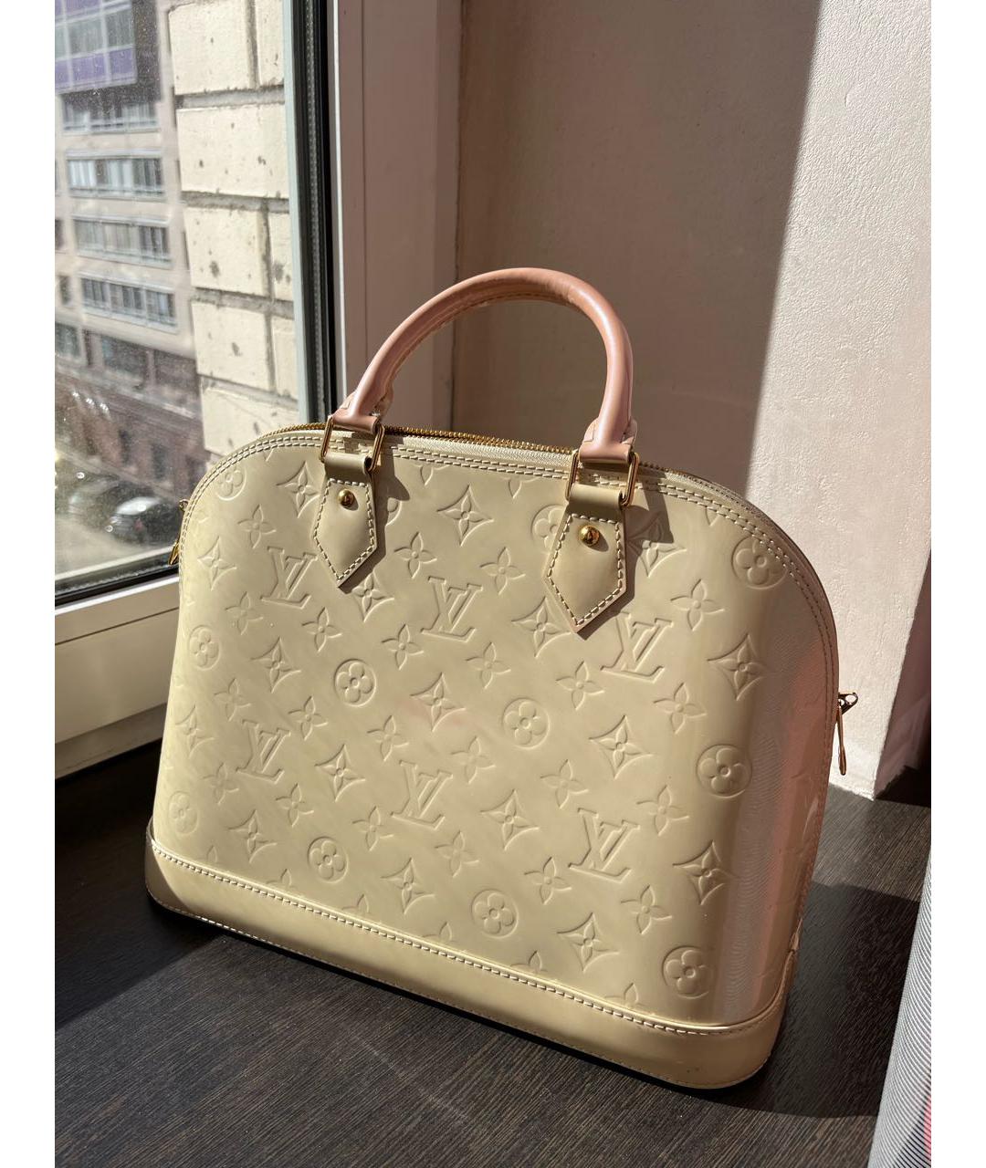 LOUIS VUITTON Белая сумка с короткими ручками из лакированной кожи, фото 2