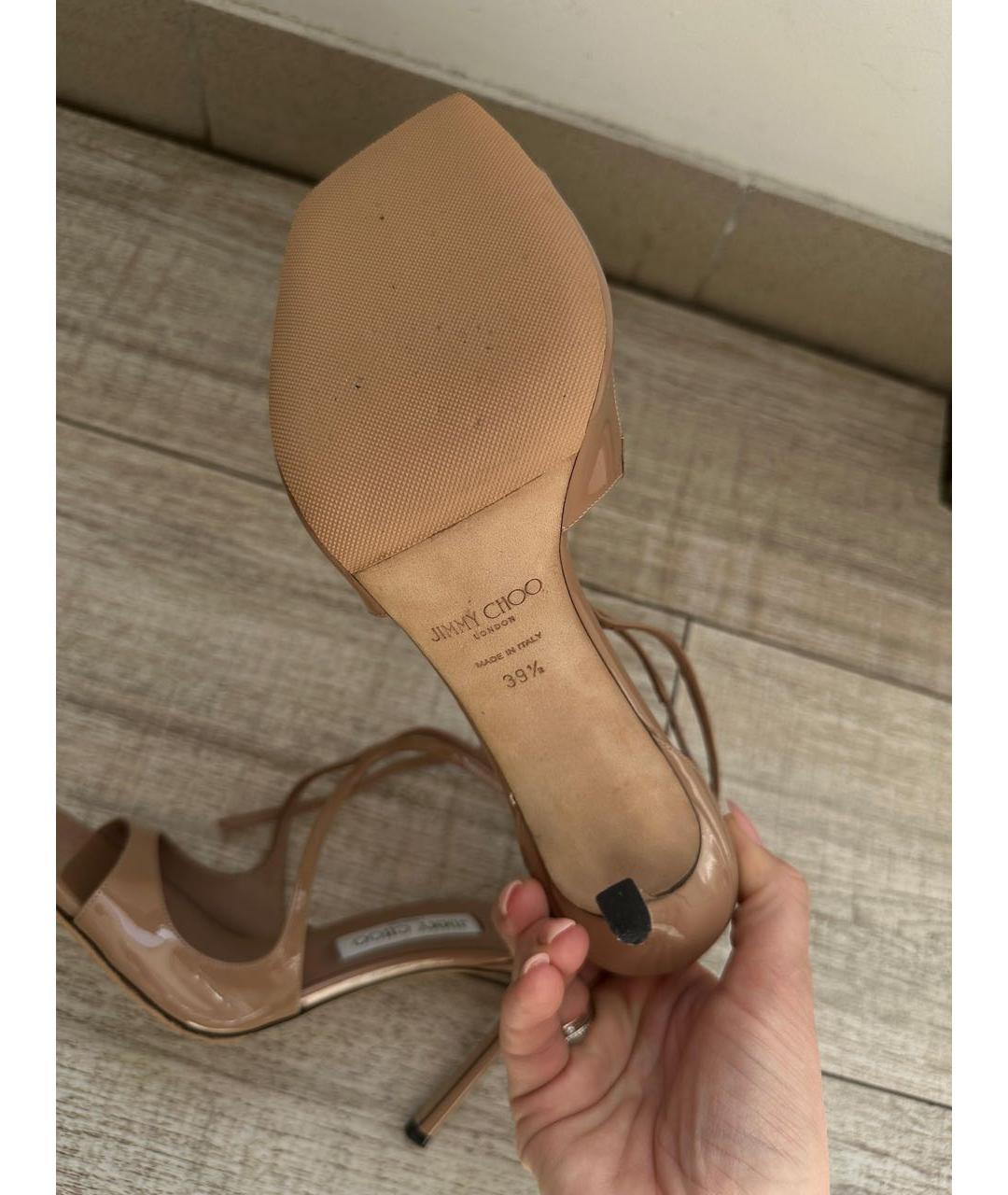 JIMMY CHOO Бежевые босоножки из лакированной кожи, фото 6