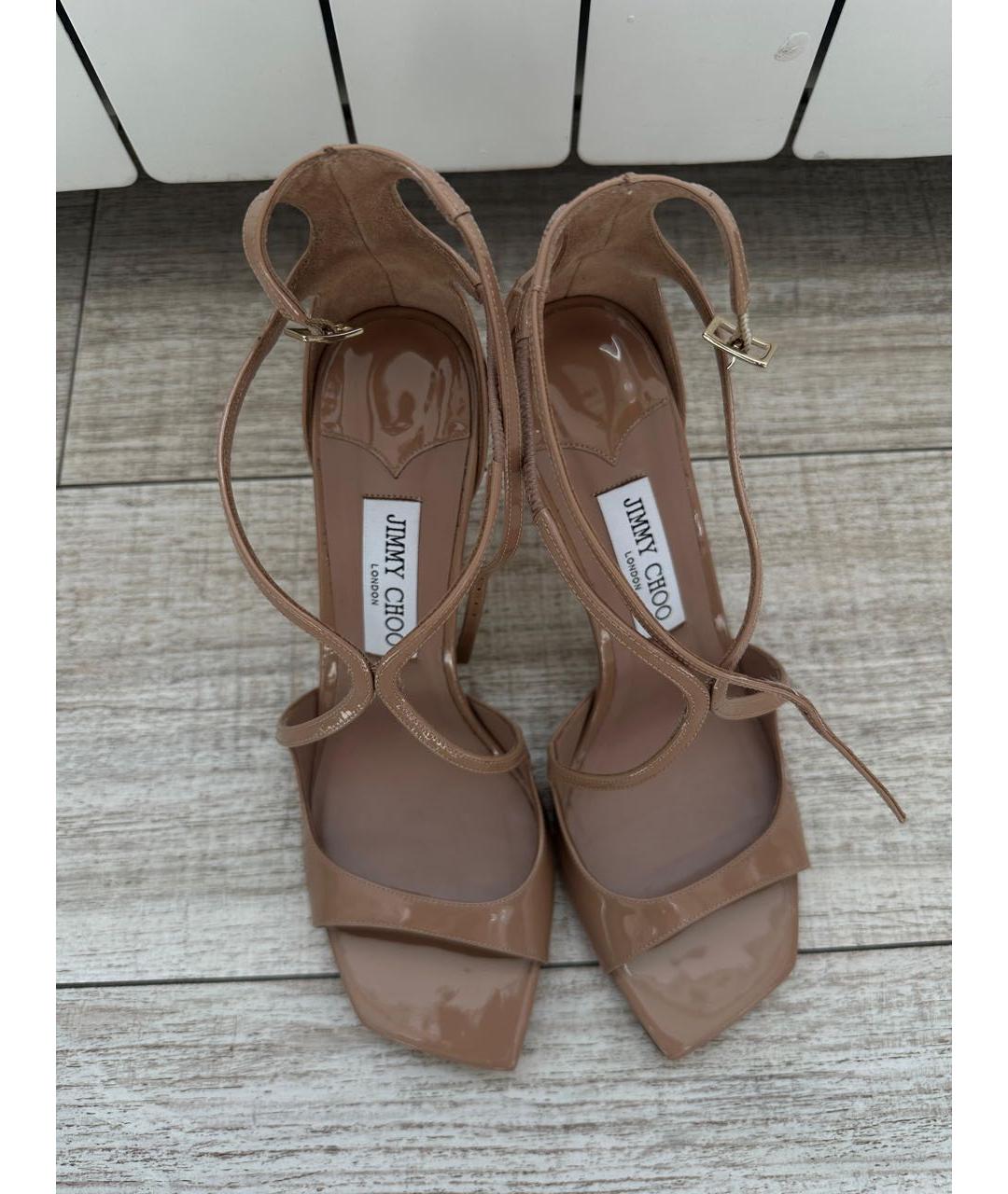 JIMMY CHOO Бежевые босоножки из лакированной кожи, фото 2