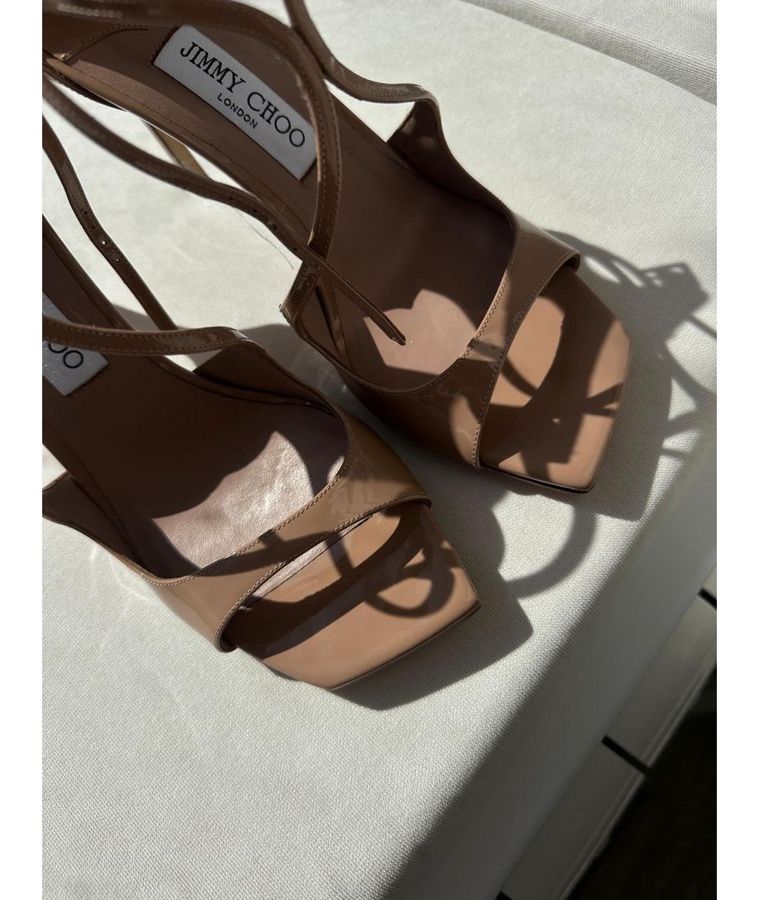 JIMMY CHOO Бежевые босоножки из лакированной кожи, фото 3