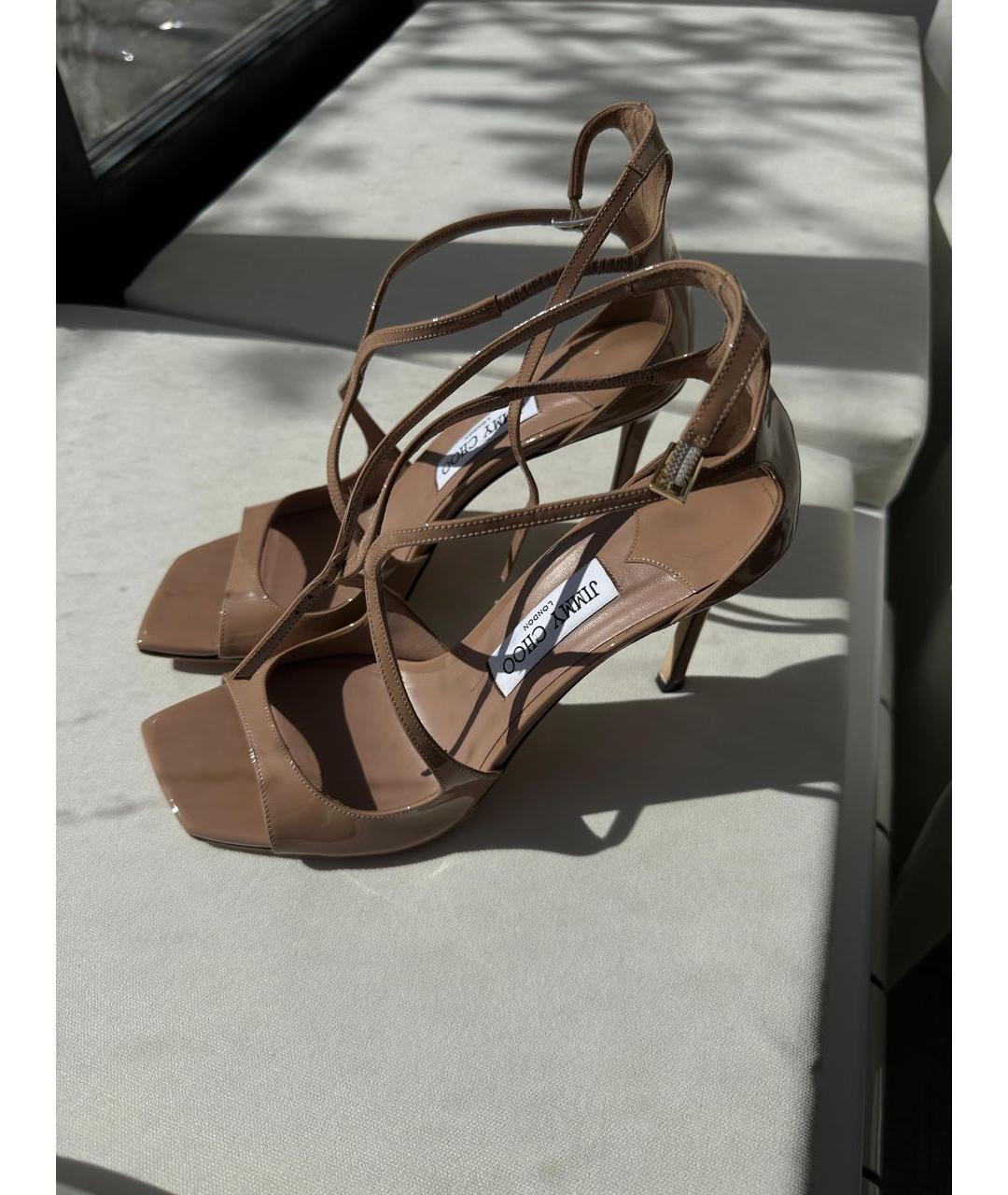 JIMMY CHOO Бежевые босоножки из лакированной кожи, фото 5