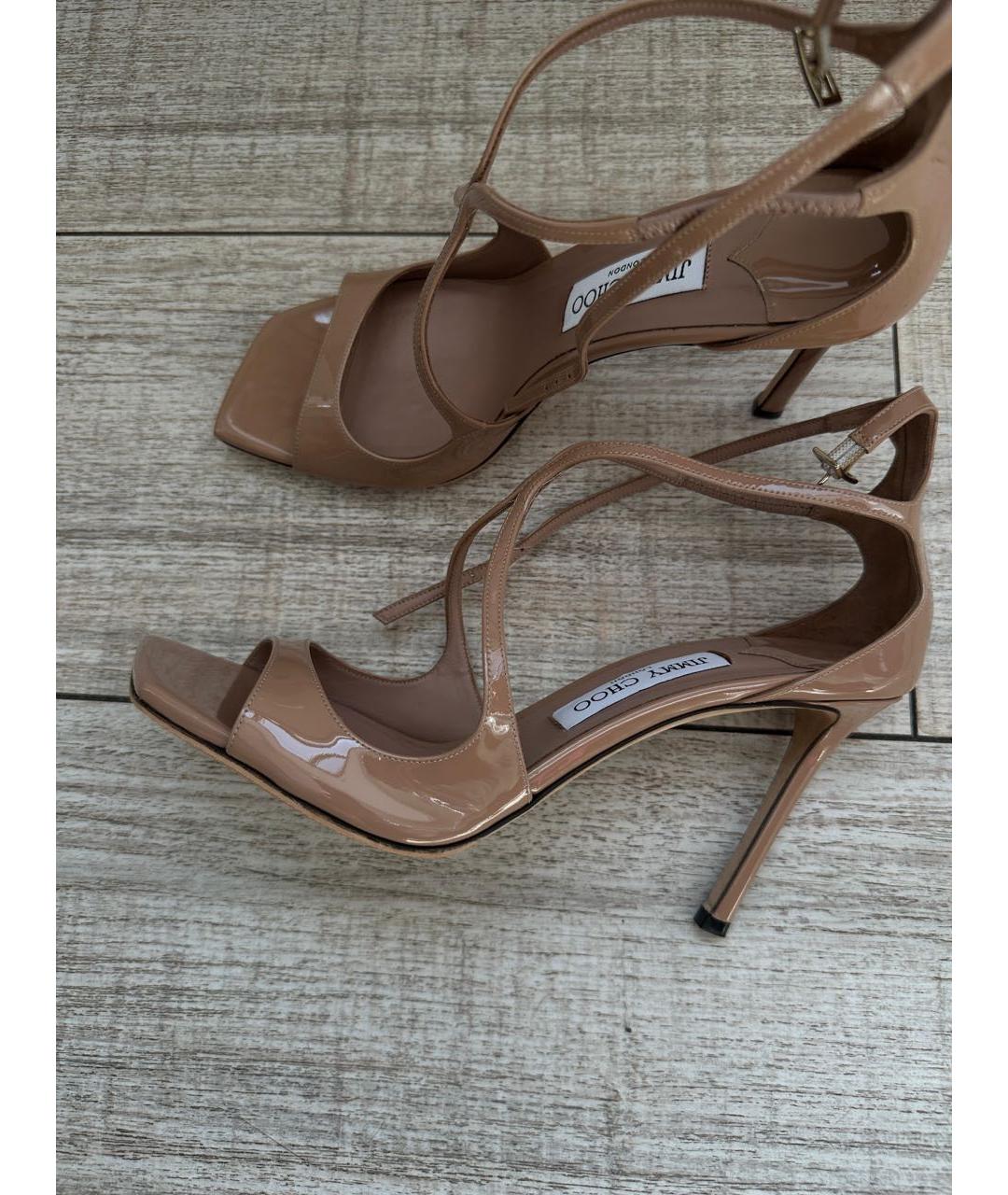 JIMMY CHOO Бежевые босоножки из лакированной кожи, фото 9