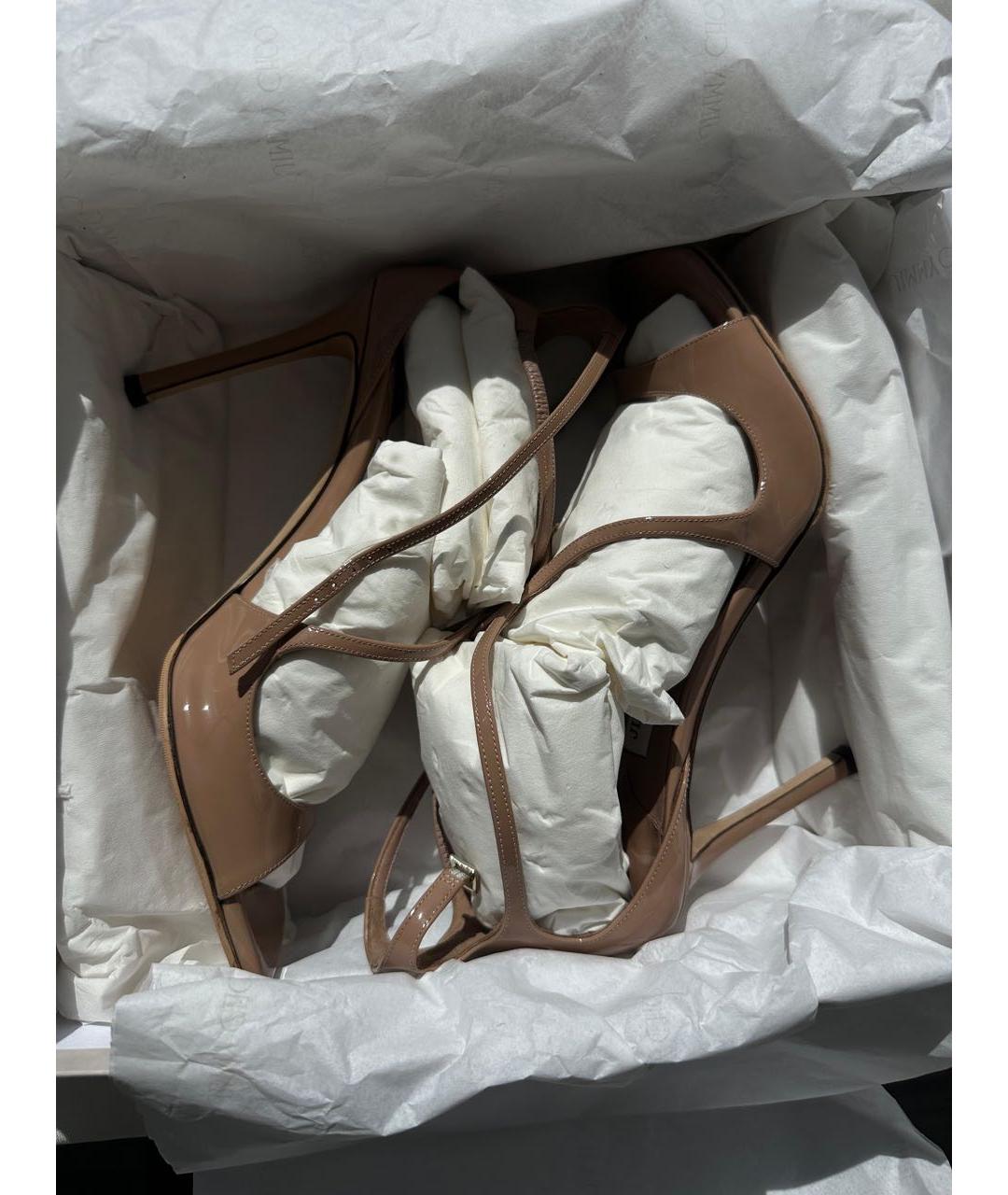 JIMMY CHOO Бежевые босоножки из лакированной кожи, фото 8