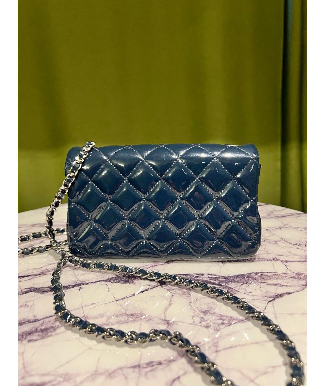 CHANEL Темно-синяя сумка через плечо из лакированной кожи, фото 3