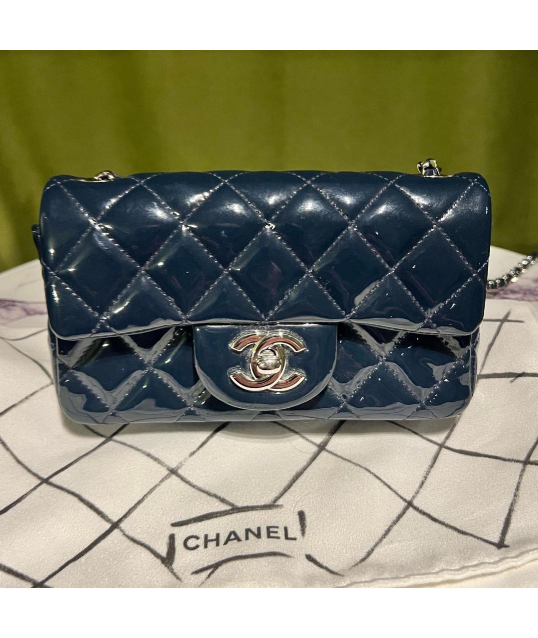 CHANEL Темно-синяя сумка через плечо из лакированной кожи, фото 6