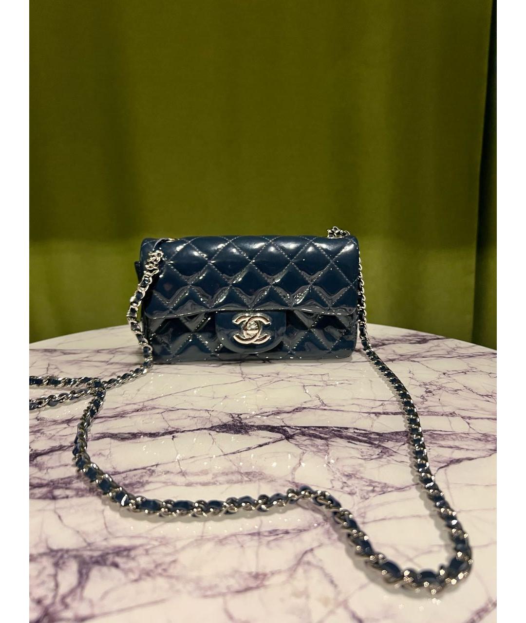 CHANEL Темно-синяя сумка через плечо из лакированной кожи, фото 5