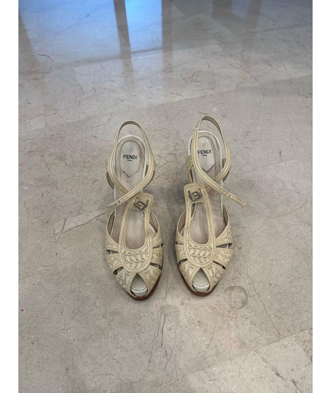 FENDI Бежевые кожаные босоножки, фото 2