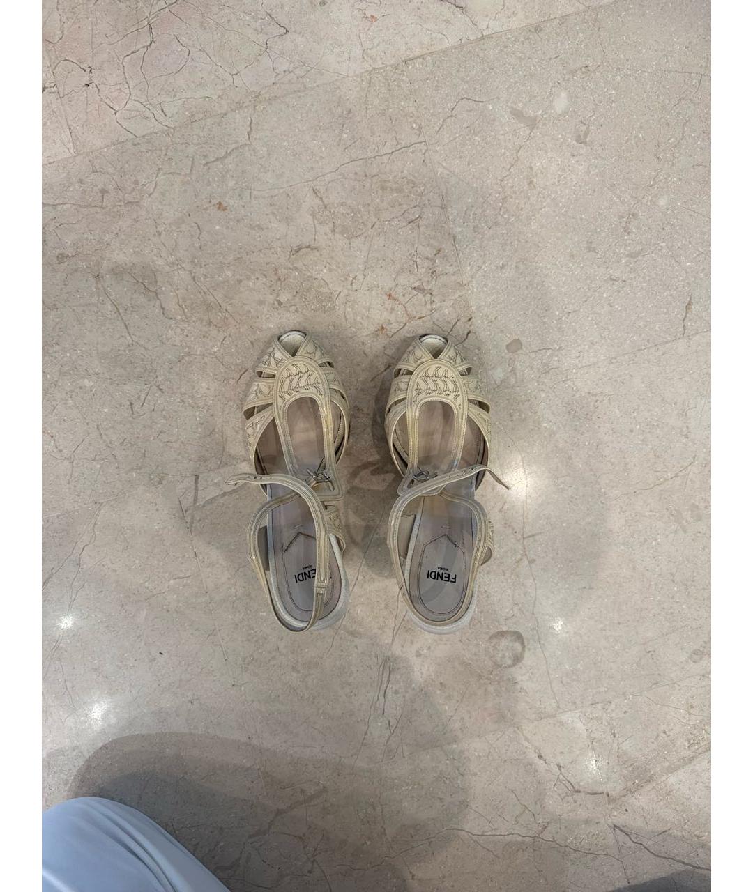 FENDI Бежевые кожаные босоножки, фото 3
