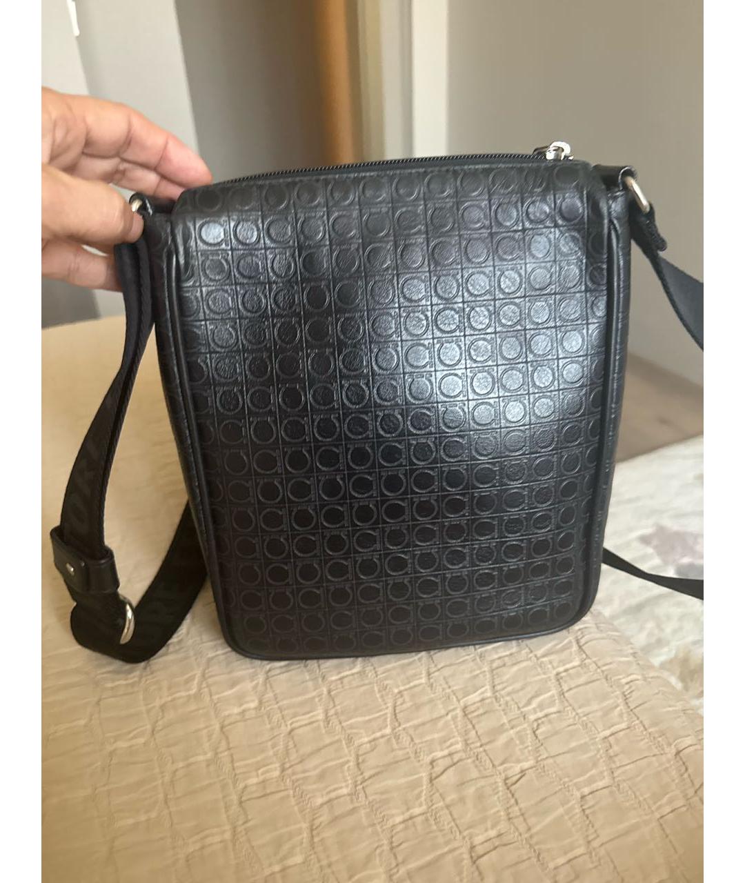 FERRAGAMO Черная кожаная сумка на плечо, фото 3