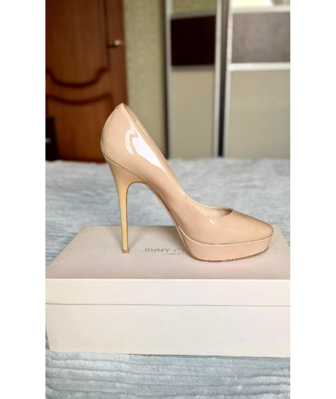 JIMMY CHOO Бежевые туфли из лакированной кожи, фото 6