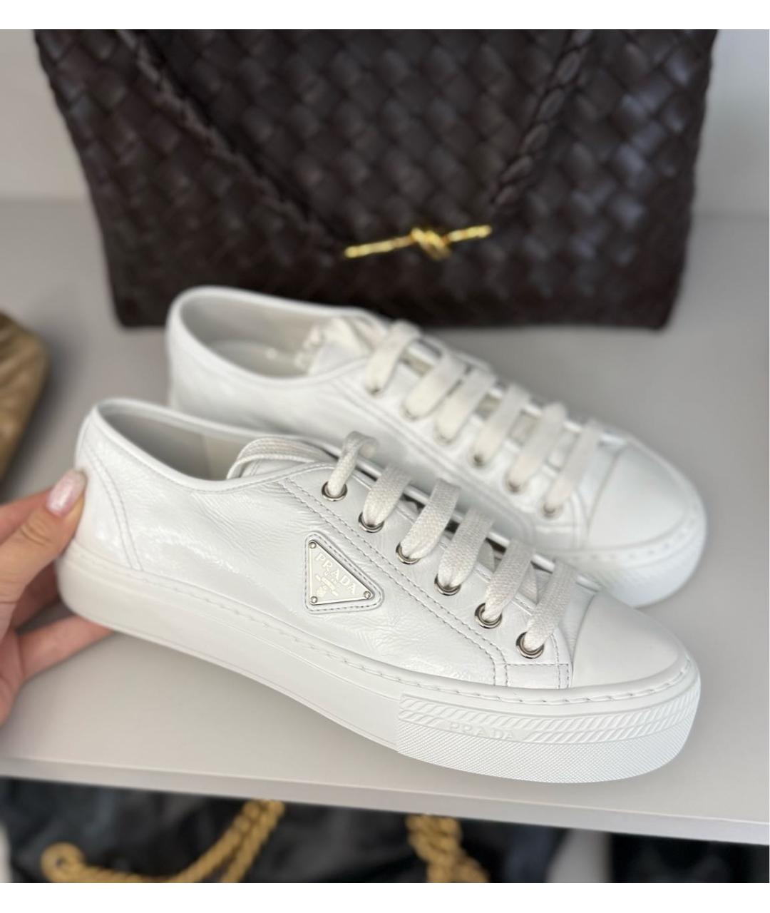 PRADA Белые кеды из лакированной кожи, фото 7