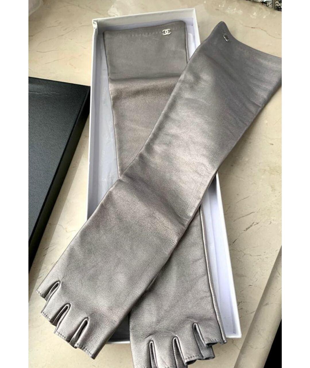 CHANEL PRE-OWNED Серебряные кожаные перчатки, фото 5