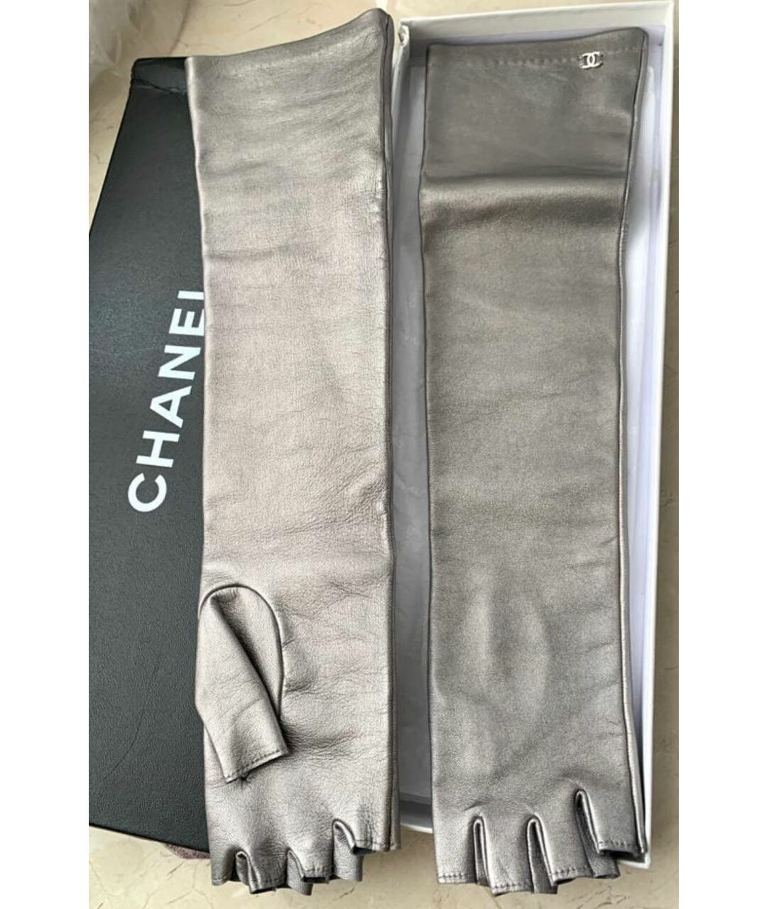 CHANEL PRE-OWNED Серебряные кожаные перчатки, фото 9