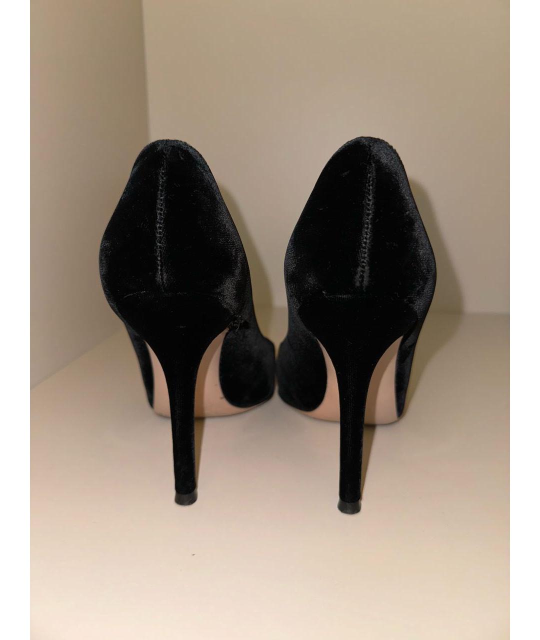 GIANVITO ROSSI Черные бархатные туфли, фото 4