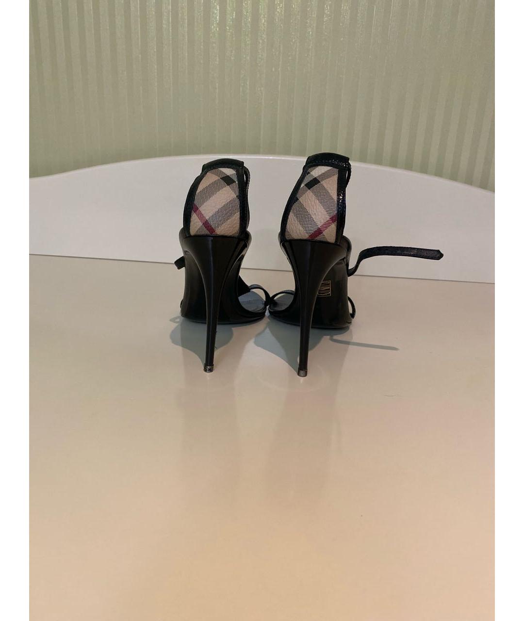 BURBERRY Антрацитовые босоножки из лакированной кожи, фото 3