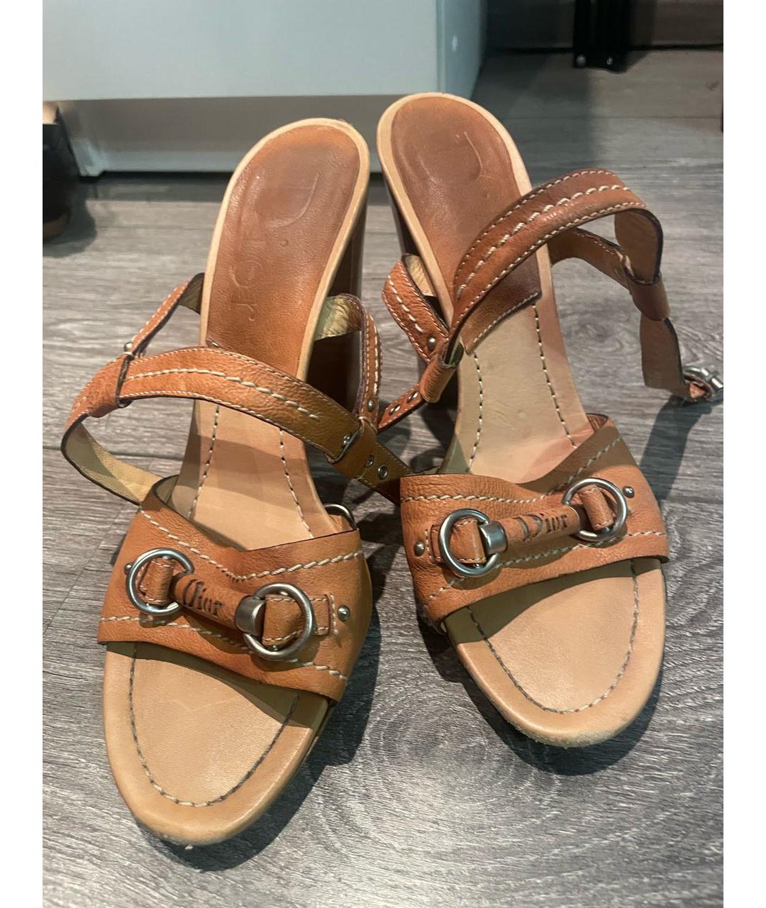 CHRISTIAN DIOR Горчичные кожаные босоножки, фото 2