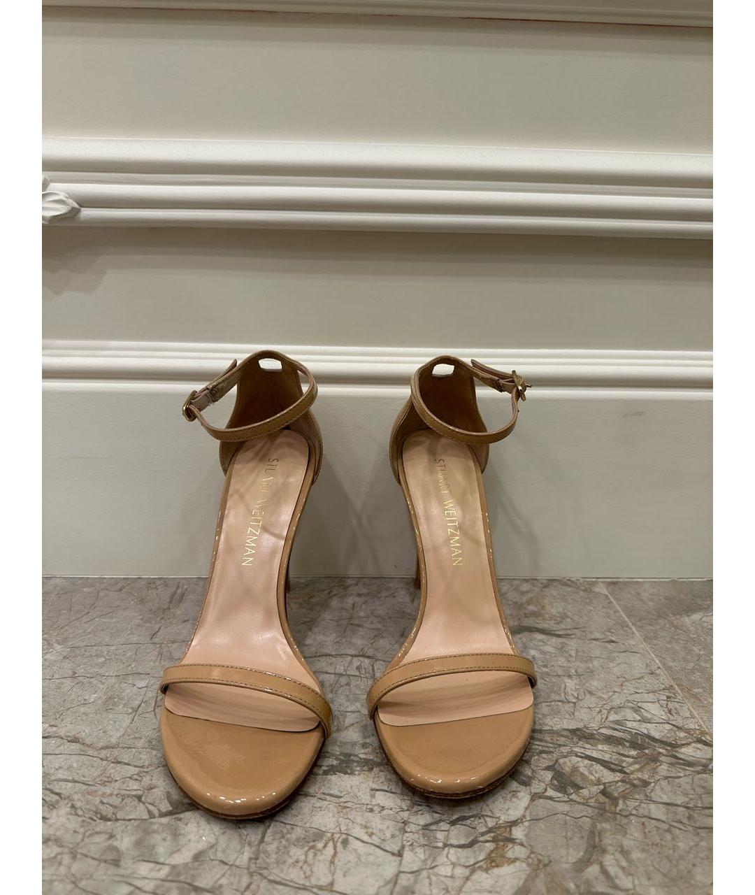 STUART WEITZMAN Бежевые босоножки из лакированной кожи, фото 3