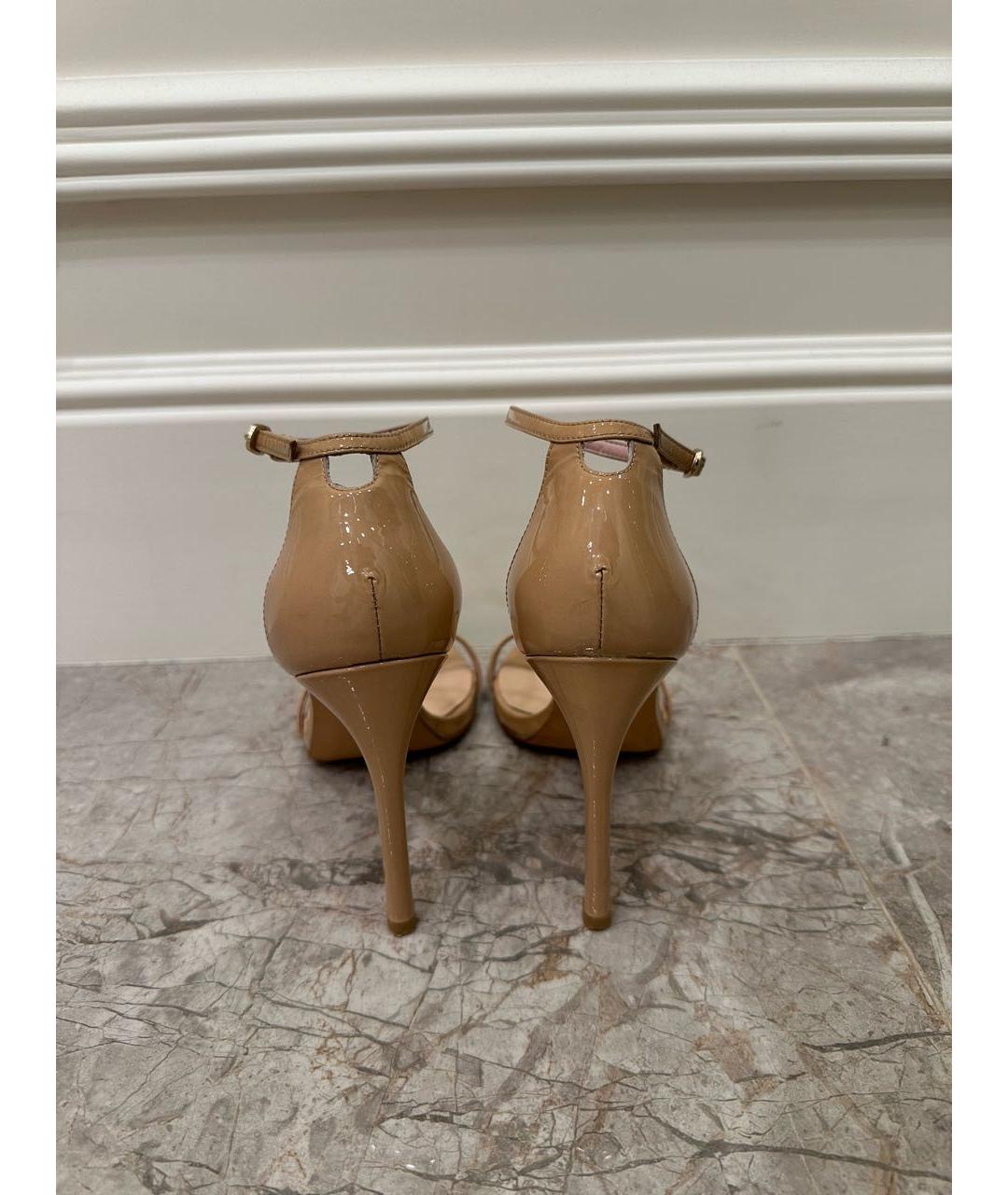 STUART WEITZMAN Бежевые босоножки из лакированной кожи, фото 2