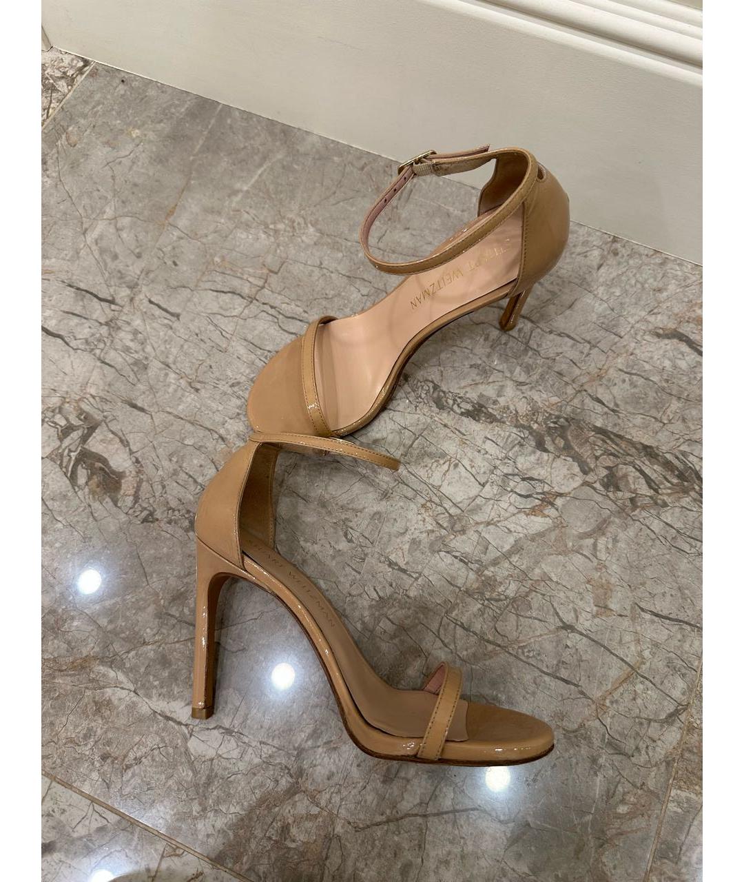 STUART WEITZMAN Бежевые босоножки из лакированной кожи, фото 4