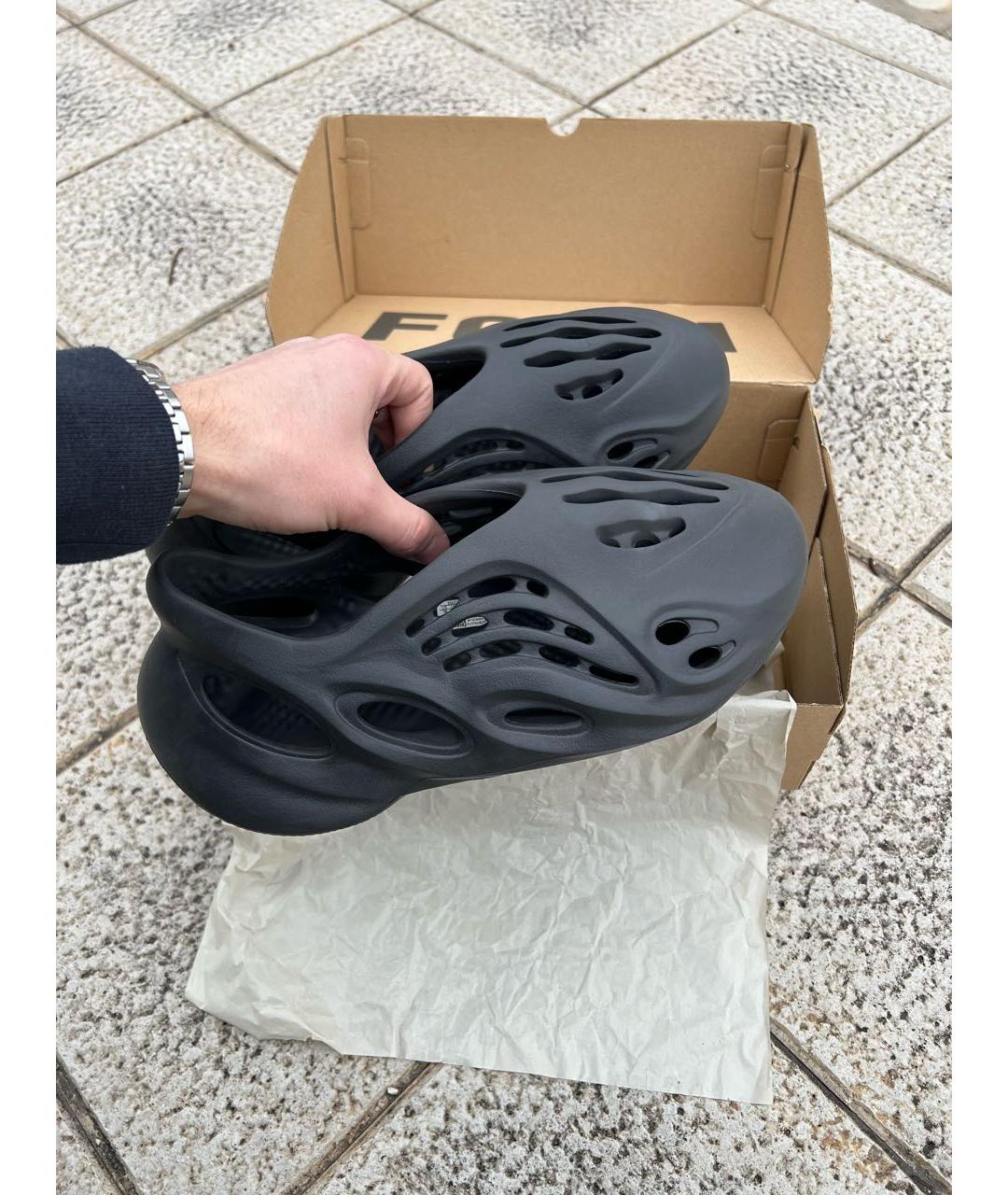 ADIDAS YEEZY Черные резиновые низкие кроссовки / кеды, фото 3