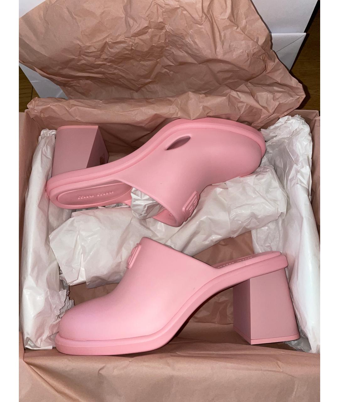 MIU MIU Розовые резиновые мюли, фото 10