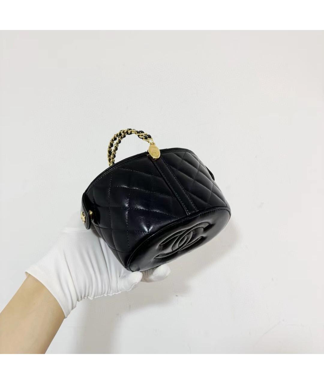 CHANEL Черная сумка с короткими ручками из лакированной кожи, фото 2