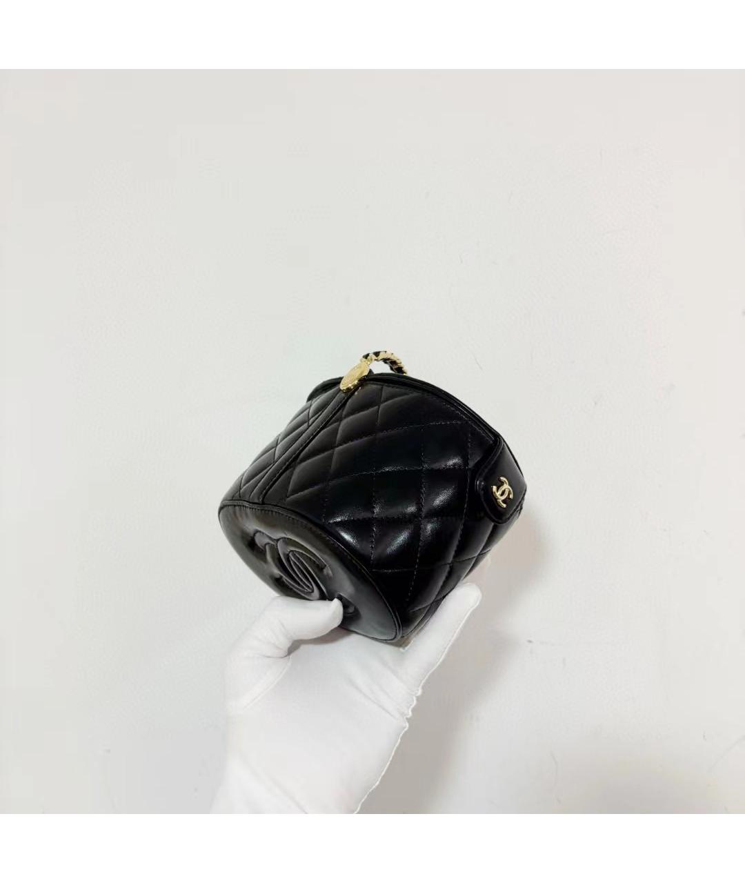 CHANEL Черная сумка с короткими ручками из лакированной кожи, фото 3