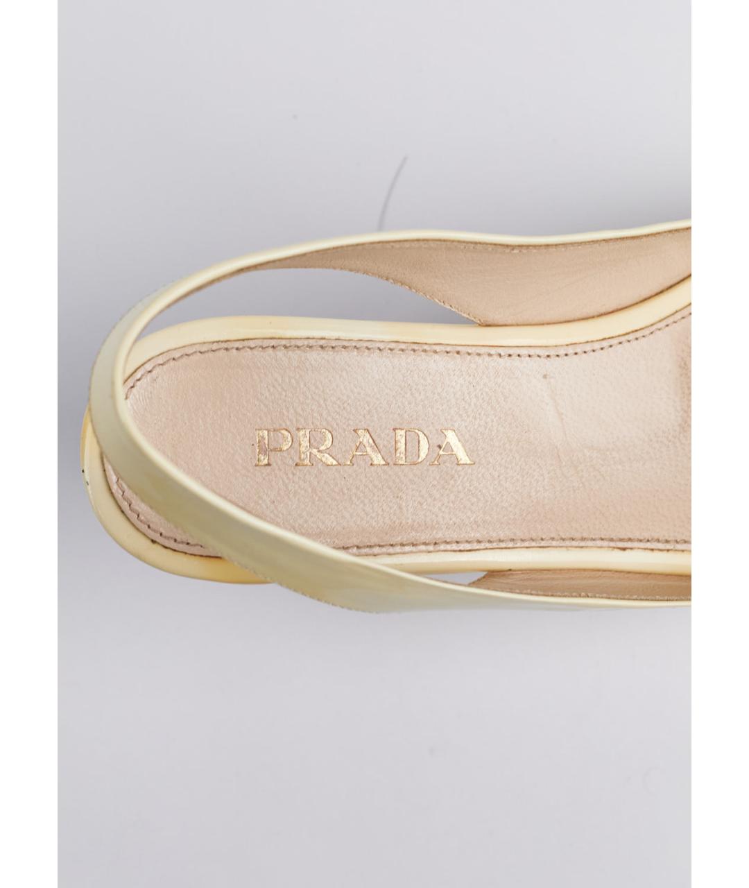 PRADA Бежевые босоножки из лакированной кожи, фото 5