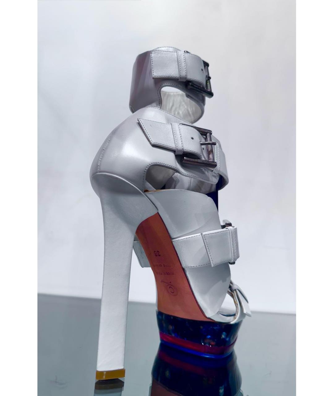 ALEXANDER MCQUEEN Белые кожаные босоножки, фото 4