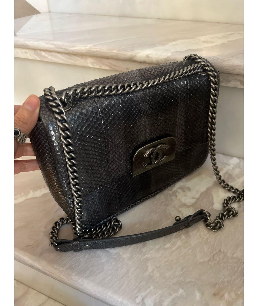 CHANEL Антрацитовая сумка через плечо из экзотической кожи, фото 2