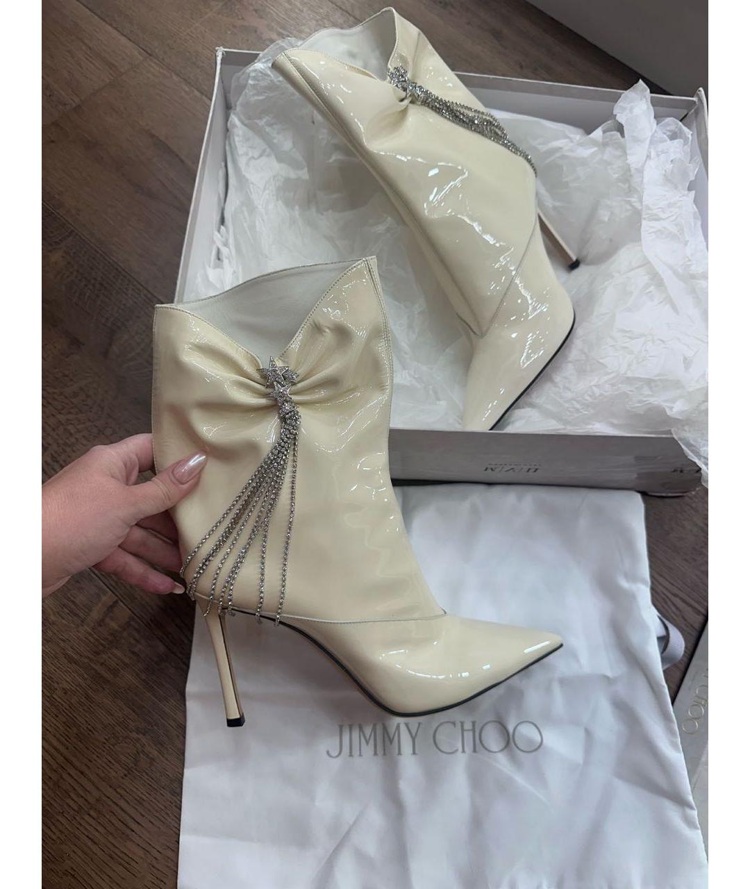 JIMMY CHOO Бежевые ботильоны из лакированной кожи, фото 3