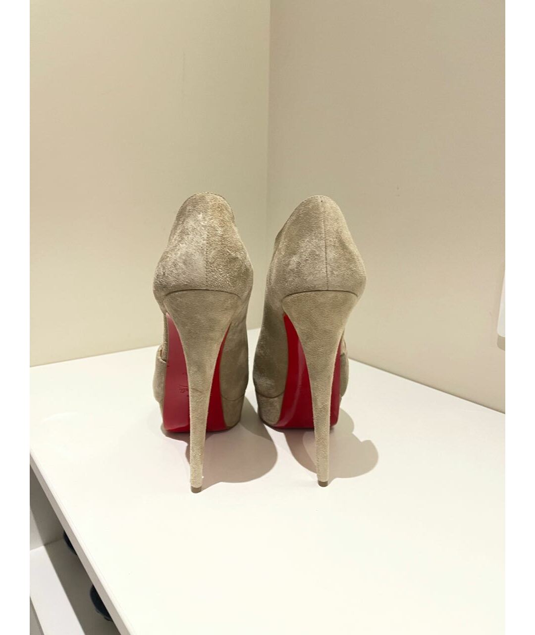 CHRISTIAN LOUBOUTIN Серые замшевые туфли, фото 4