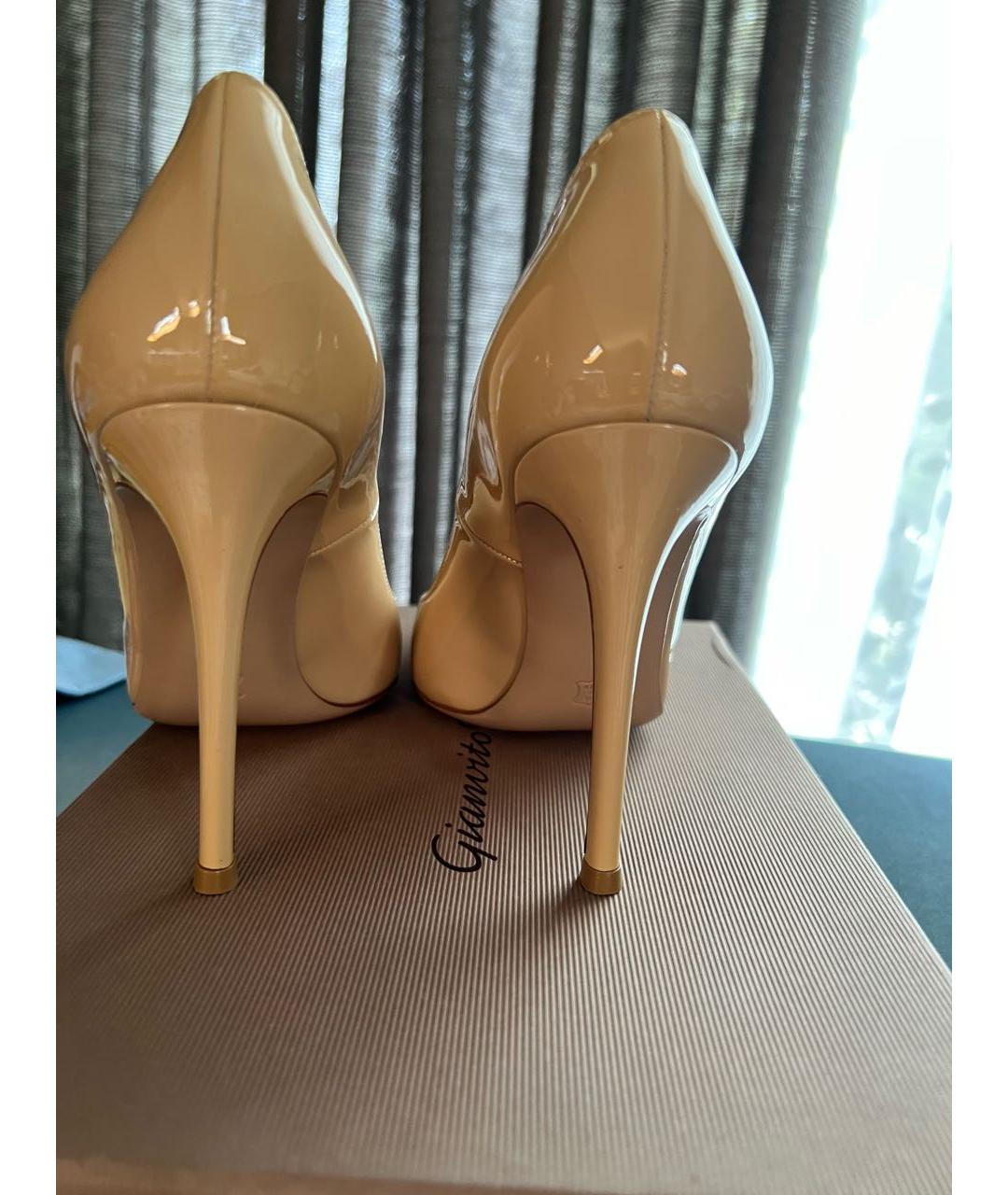 GIANVITO ROSSI Бежевые туфли из лакированной кожи, фото 4