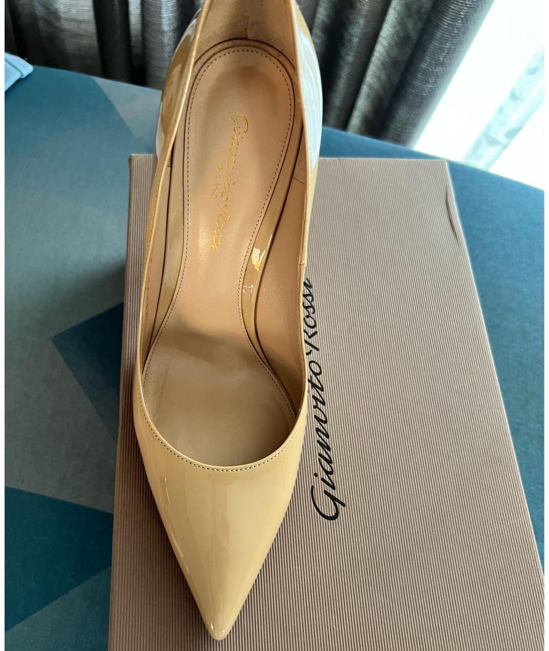GIANVITO ROSSI Бежевые туфли из лакированной кожи, фото 3